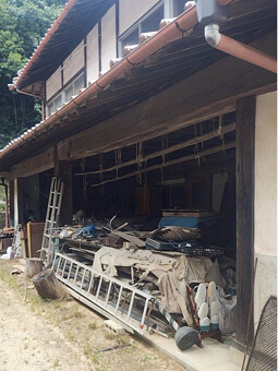 福山市にて自力での処分が難しかった空き家に溜まった不用品やゴミの回収に対応しました